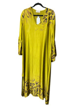 Load image into Gallery viewer, Llamative satin dress
