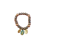 Load image into Gallery viewer, Pulseras en cristal con medallas

