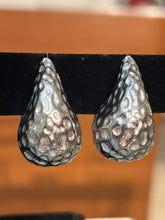 Load image into Gallery viewer, Hammare Earring
